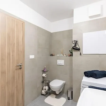 Flat 3 Sunny Haven Moderny 2i, Parking, Wifi شقة